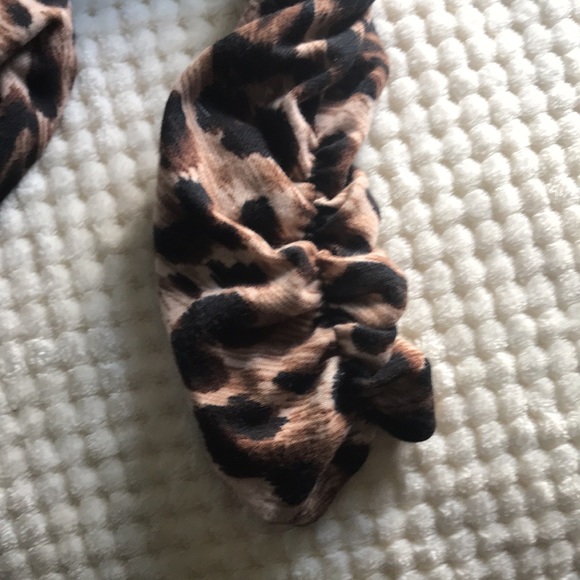 Robert Louis leopard print Hacci with removable tassel scarf Size Med.Brand New - Picture 10 of 10